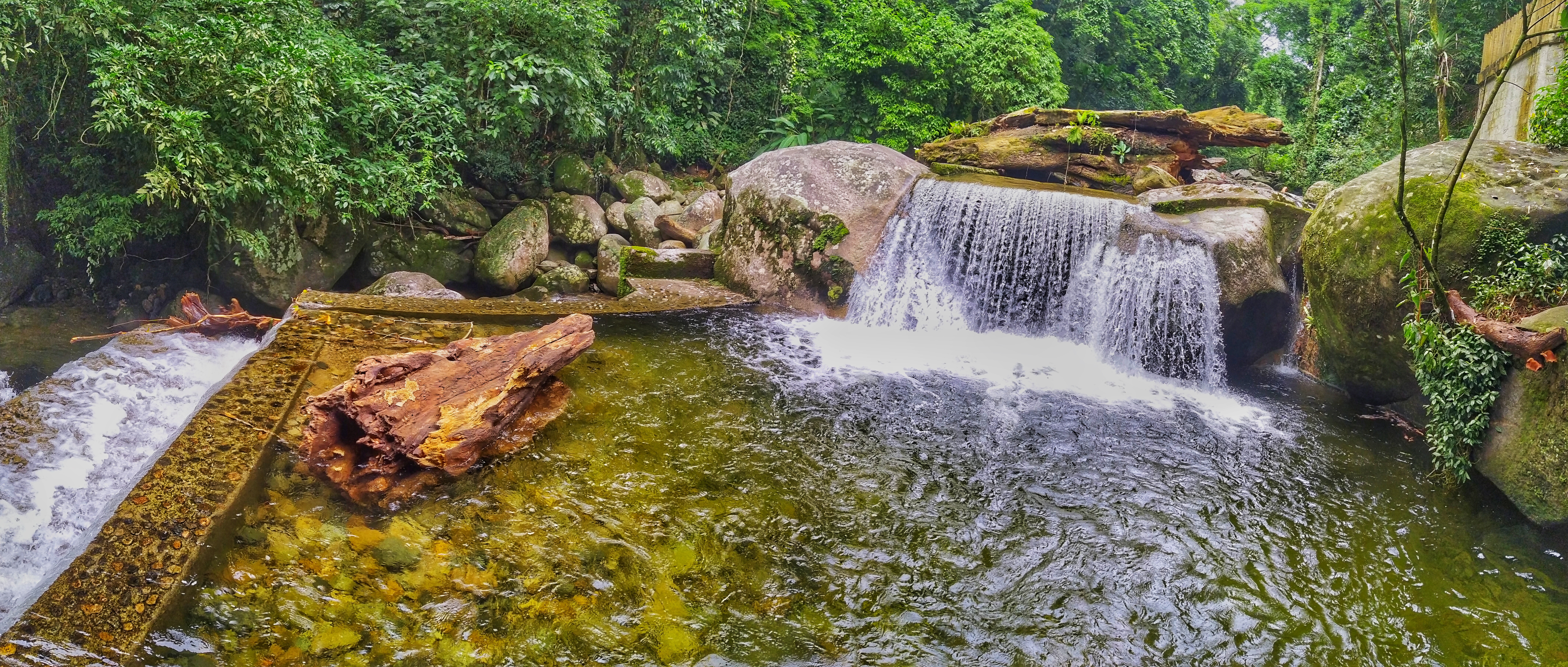 As piscinas do rio Bananal foram construídas por pessoas no leito do curso d’água. Foto: Douglas Mota/BaixadaZine