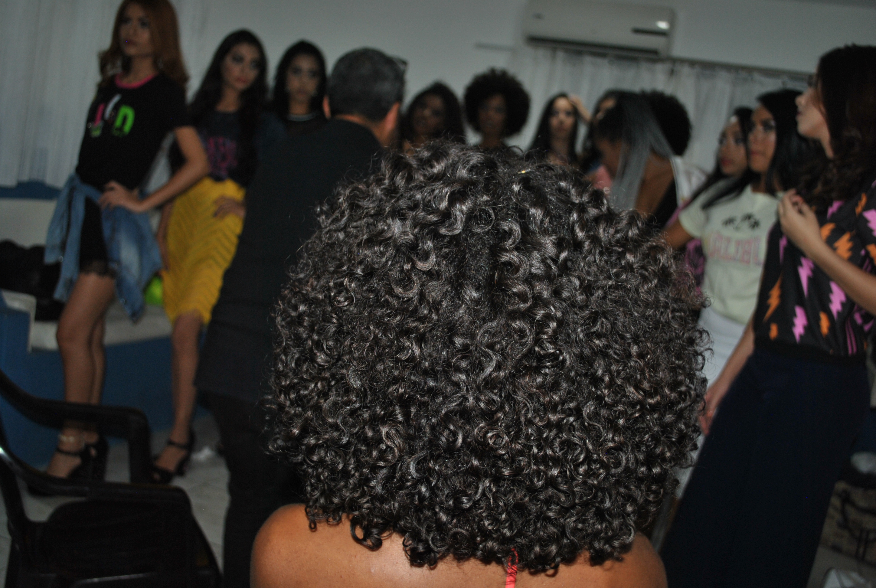 Eli Ferreira, que passou pelo mesmo concurso em 2009, observa suas ‘calouras’. Foto: Itala Barros/BaixadaZine