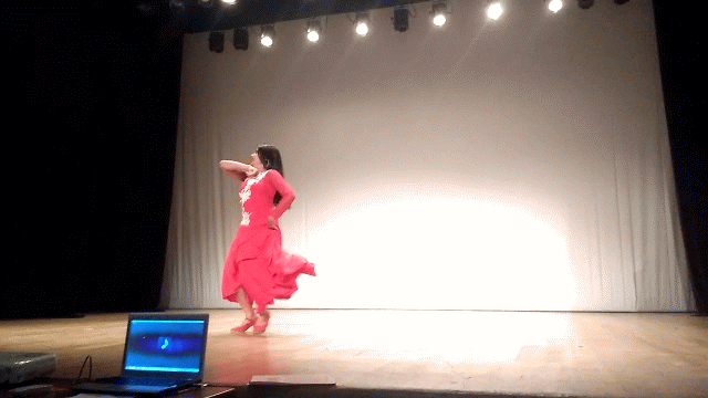 A bailarina Lú Barcellos apresentou um número de dança cigana.