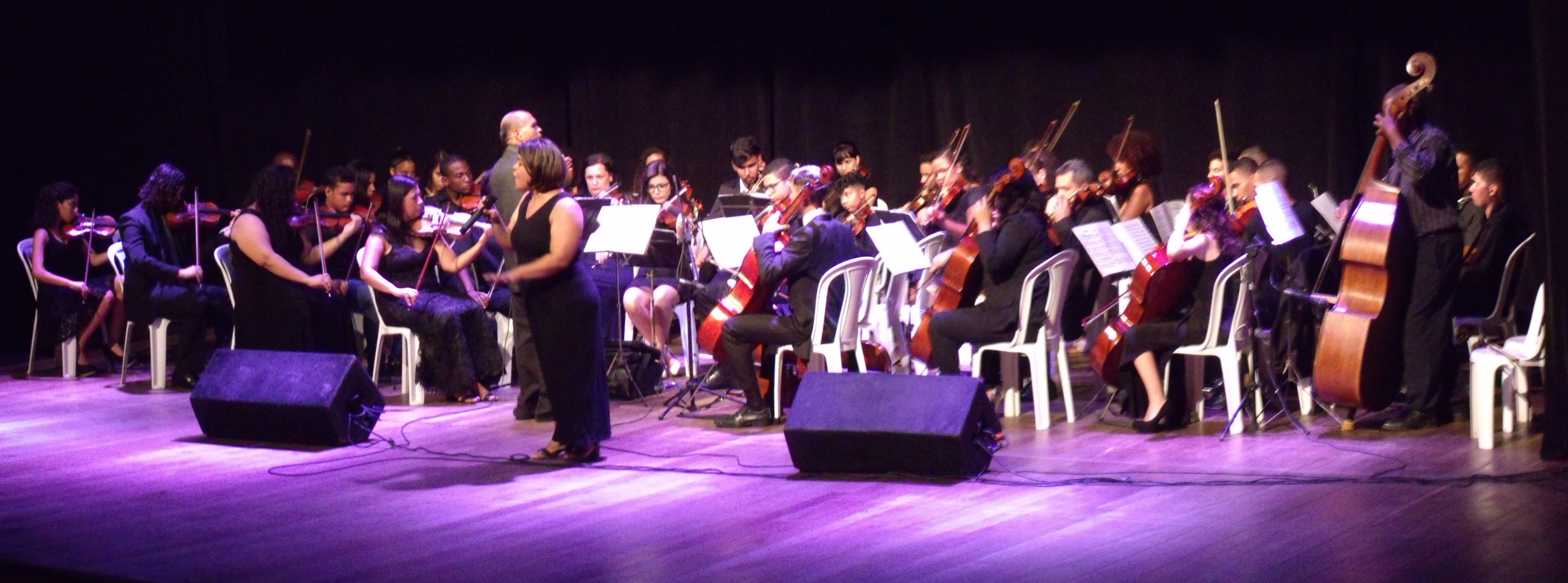 A Orquestra Sinfônica da Baixada Fluminense e Jaildes Amorim apresentaram um clássico de Pixinguinha. Foto: Douglas Mota/BaixadaZine
