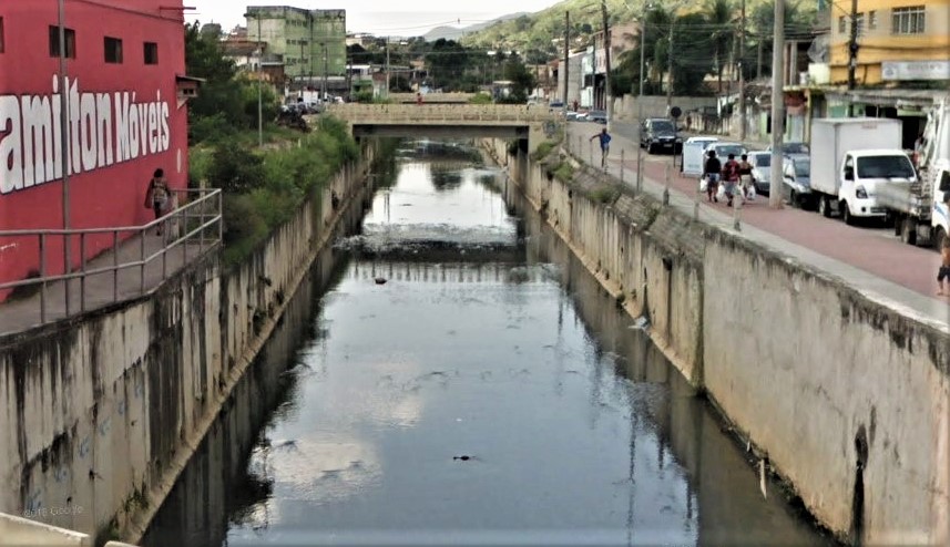 Rio Abel, em Queimados, recebe esgoto in natura até no centro da cidade. Foto: reprodução/Google Street View